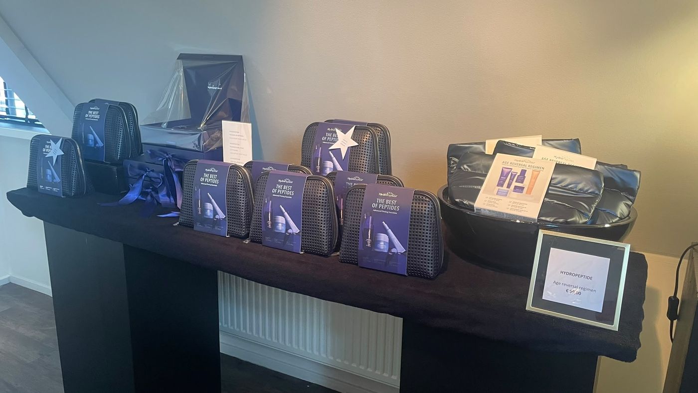 Tafel met HydroPeptide The Best of Peptides-pouches en het Age reversal regimen
