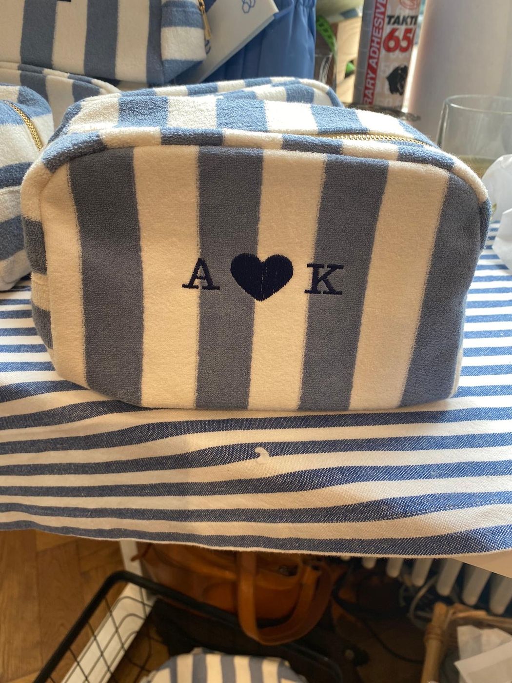 Gestreepte pouch met geborduurde initialen A en K