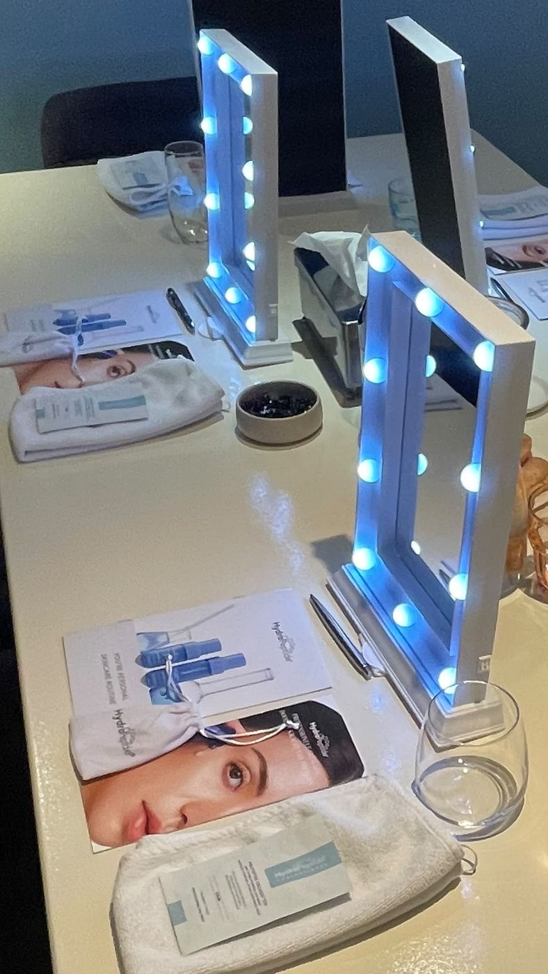 Tafel met lichtspiegels, brochures en washandjes