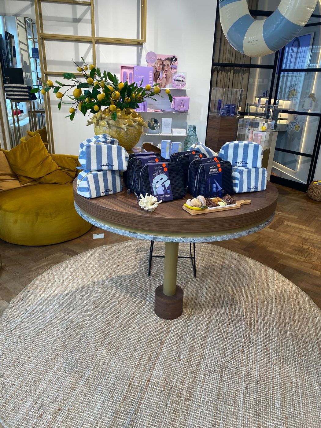 Tafel met HydroPeptide-pouches en citroendecoratie