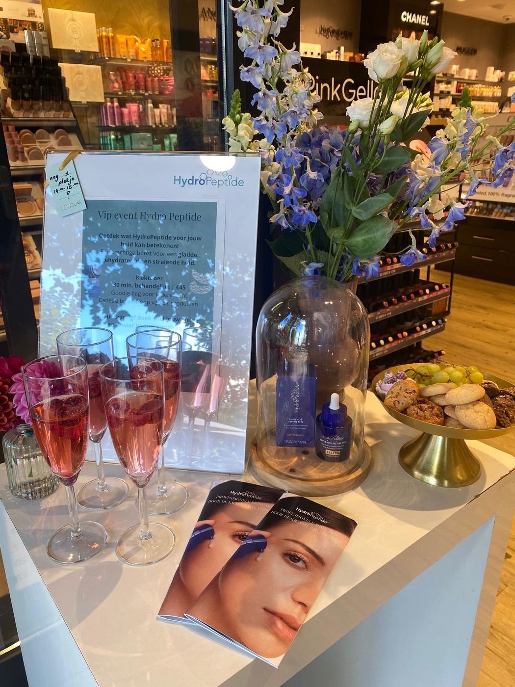 VIP-event met roze bubbels en HydroPeptide-producten