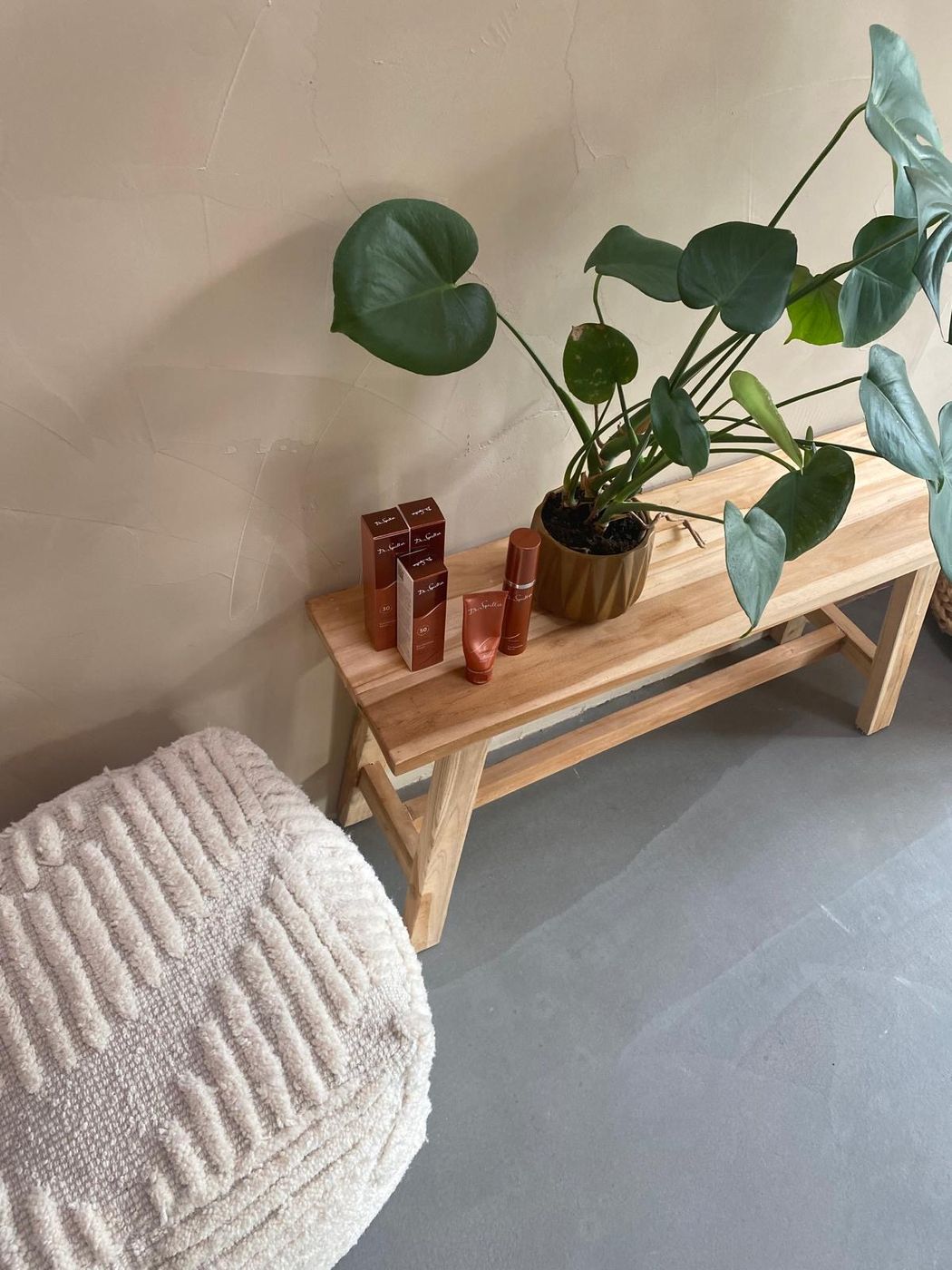 Houten bankje met Dr. Spiller-zonneproducten en een plant