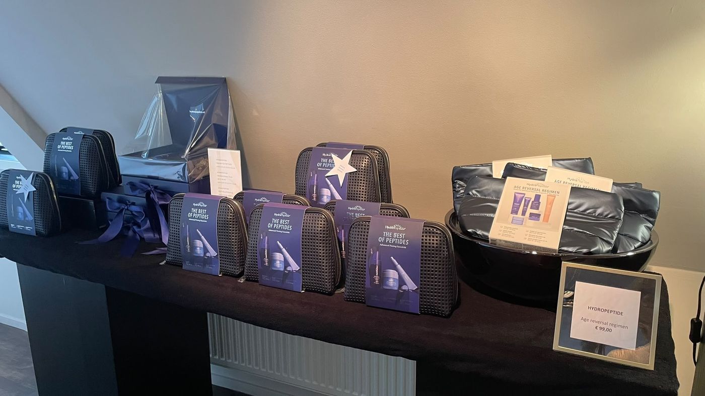 Tafel met HydroPeptide The Best of Peptides-pouches en Age reversal regimen