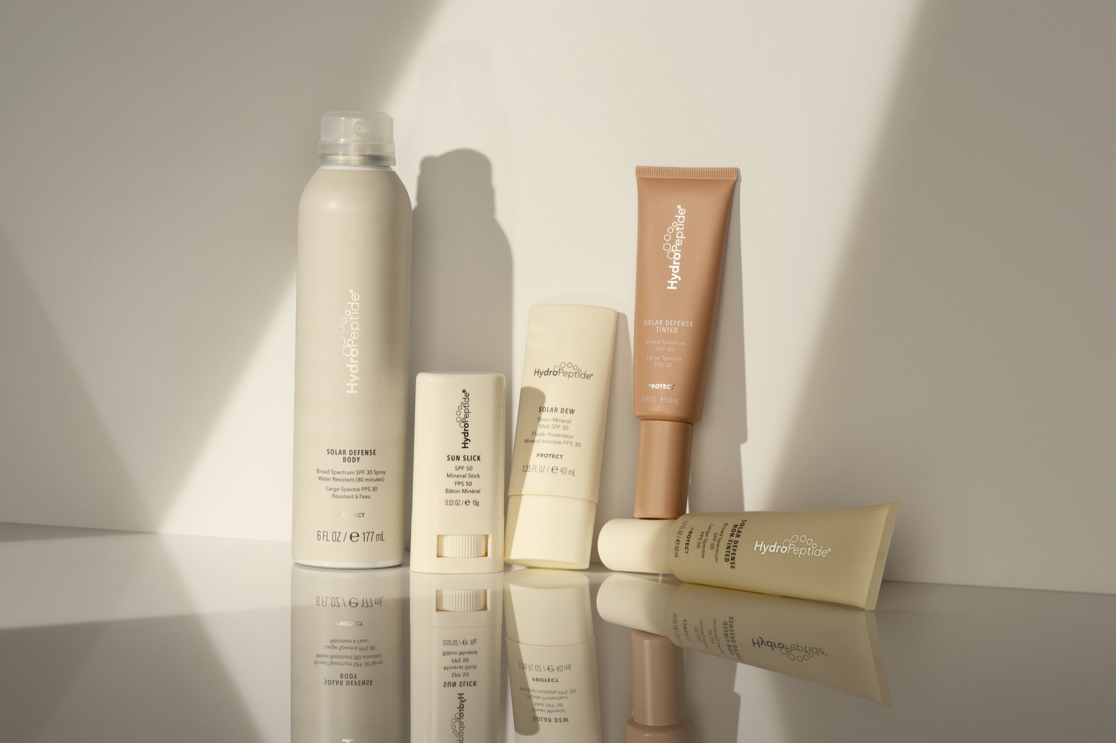 HydroPeptide Solar Defense collectie in warm zonlicht
