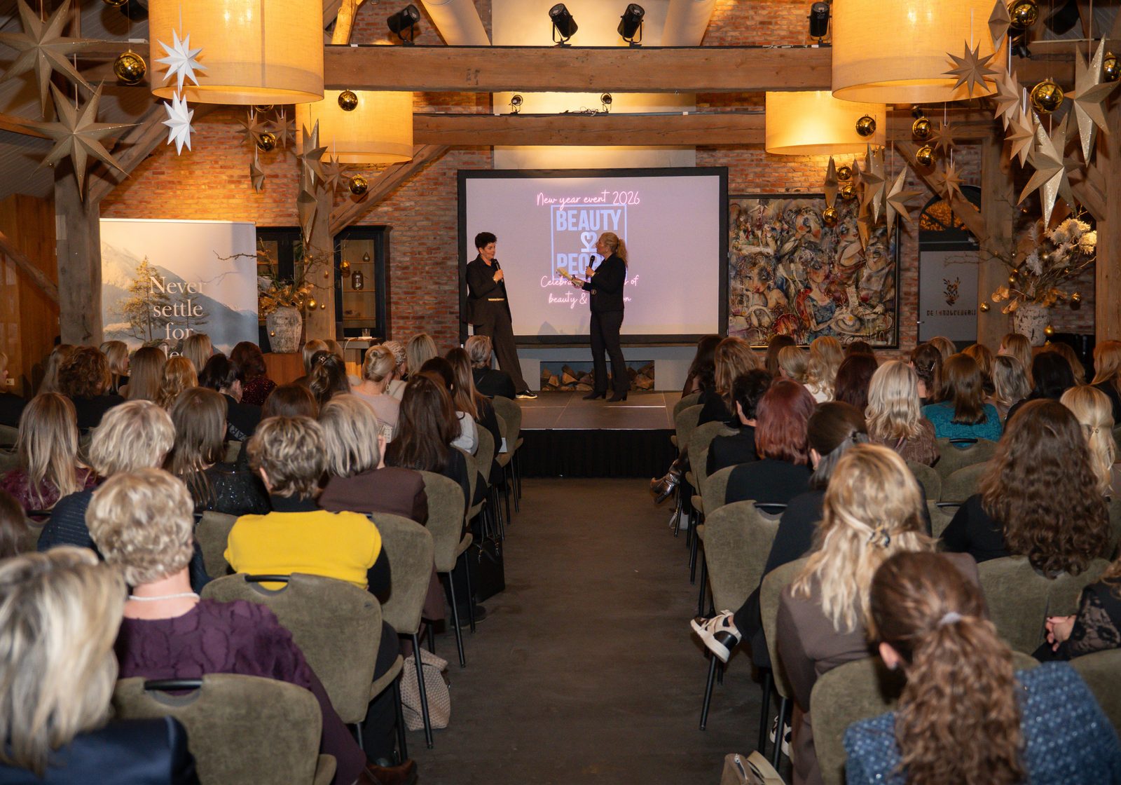 Nieuwjaarsevent van Beauty2People met het team op het podium